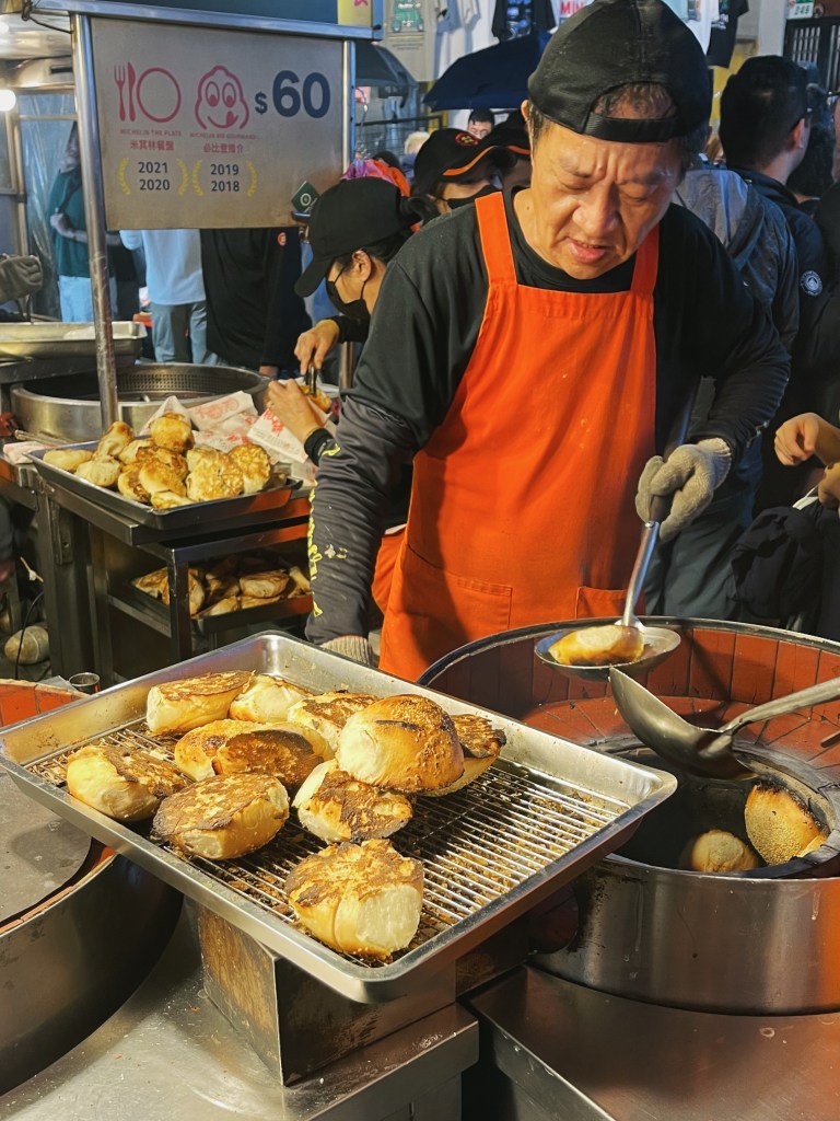 fuzhou pepper buns at raohe night market in taipei